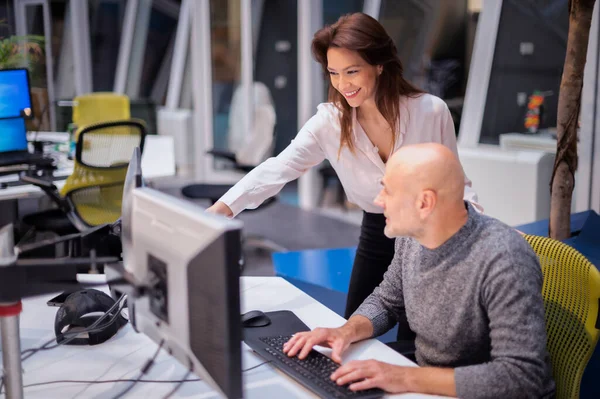 사업가들은 직장에서 회의중에 컴퓨터를 사업가 확신에 사업가 직장에서 일하는 — 스톡 사진