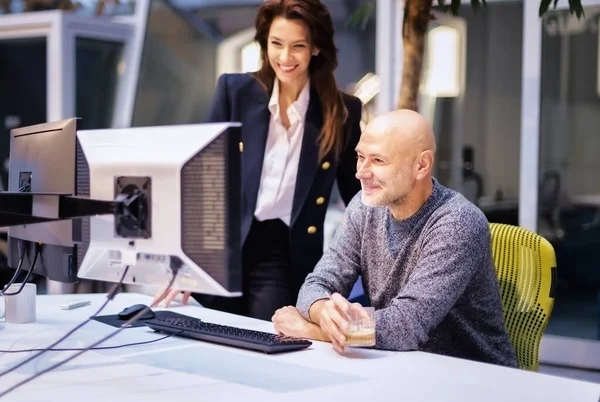 사업가들은 직장에서 회의중에 컴퓨터를 사업가 확신에 사업가 직장에서 일하는 — 스톡 사진