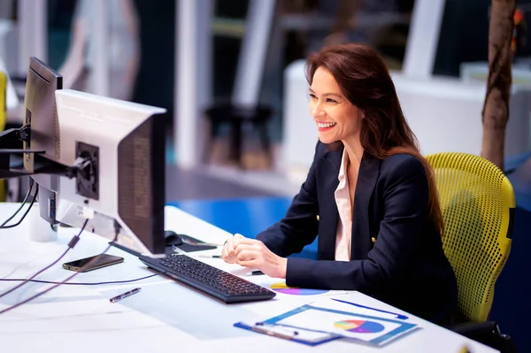 Biznesmenka Średnim Wieku Używająca Komputerów Siedząc Przy Biurku Biurze Profesjonalne — Zdjęcie stockowe