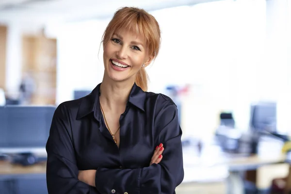 Zbliżenie Atrakcyjnej Bizneswoman Średnim Wieku Uśmiechniętej Patrzącej Kamerę Blondynka Ubrana — Zdjęcie stockowe