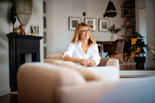 Mutlu Çekici Bir Kadın Evdeki Koltukta Dinleniyor Sarı Saçlı Gözlüklü — Stok fotoğraf