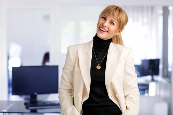 Kadınının Gülümseyen Kameraya Bakan Yakın Çekimi Ofiste Dikilirken Beyaz Ceket — Stok fotoğraf