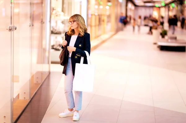 Alışveriş Merkezinde Alışveriş Torbası Taşıyan Çekici Olgun Bir Kadın Sarı — Stok fotoğraf
