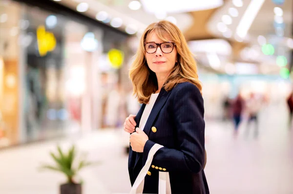 Attraktive Reife Frau Mit Einkaufstasche Der City Mall Blonde Frau — Stockfoto