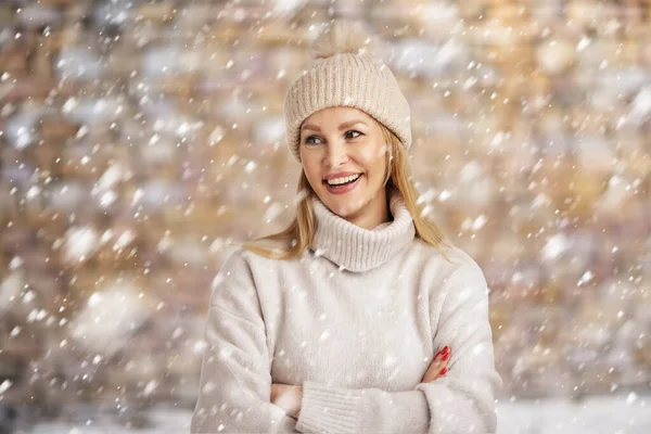 Vacker Leende Kvinna Som Har Roligt Snö Blond Hår Kvinna — Stockfoto