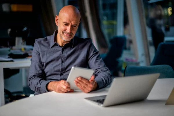 Üzletember Használ Diigital Tabletta Touchpad Miközben Egy Modern Irodában Többfunkciós — Stock Fotó