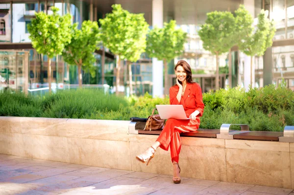 Attractive Businesswoman Using Her Laptop While Sitting Bench Park Working — Zdjęcie stockowe