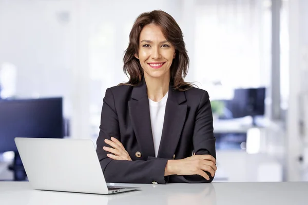 Attraktive Geschäftsfrau Blazer Und Mit Laptop Zur Arbeit Lächelnde Frau — Stockfoto