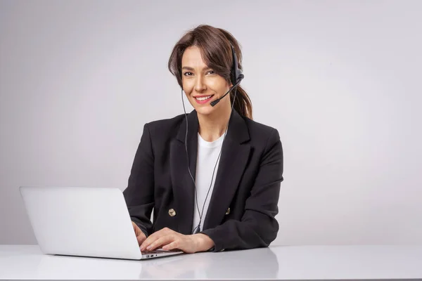 Aufnahme Einer Attraktiven Geschäftsfrau Die Kopfhörer Trägt Während Sie Computer — Stockfoto