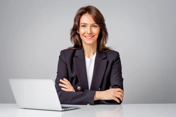 Estúdio Tiro Uma Mulher Negócios Atraente Usando Laptop Para Trabalho — Fotografia de Stock