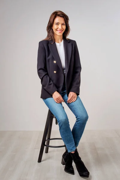 Studio Porträtt Attraktiv Kvinna Bär Kavaj Och Blå Jeans Medan — Stockfoto