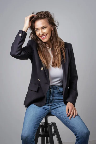 Studio Porträtt Attraktiv Kvinna Bär Kavaj Och Blå Jeans Medan — Stockfoto