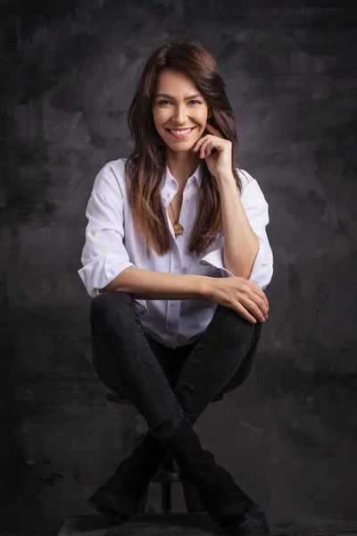Studio Portrait Attractive Woman Wearing White Shirt Laughing While Sitting — Stock Photo, Image
