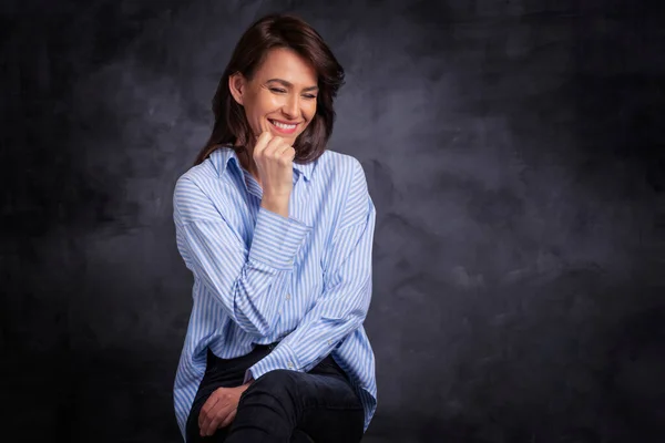 Lächelnde Brünette Geschäftsfrau Vor Dunklem Hintergrund Selbstbewusste Profispielerinnen Tragen Blaues — Stockfoto
