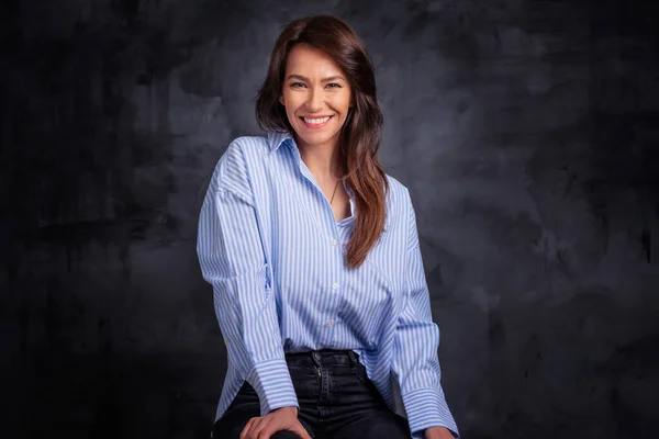 Smiling Brunette Businesswoman Sitting Dark Background Confident Female Professional Wearing — Stock Photo, Image