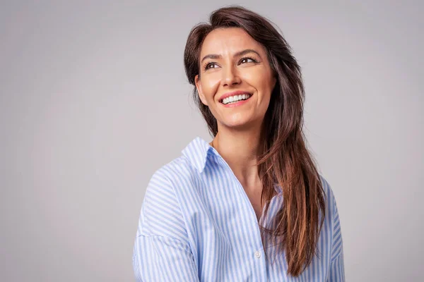 Lächelnde Brünette Geschäftsfrau Vor Grauem Hintergrund Selbstbewusste Profispielerinnen Tragen Blaues — Stockfoto