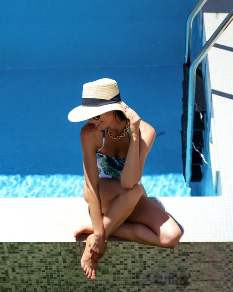 Full Length Attractive Woman Wearing Swimwear Straw Hat While Relaxing — Foto Stock