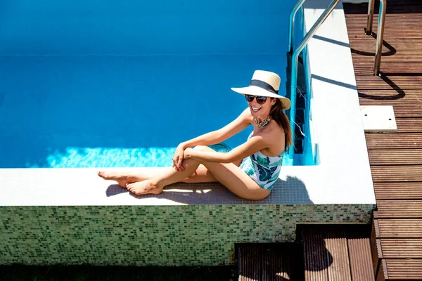 Full Length Attractive Woman Wearing Swimwear Straw Hat While Relaxing 图库图片