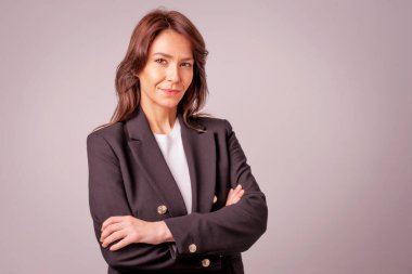 Çekici bir iş kadınının portresi. Siyah ceket giyiyor ve izole bir arka planda duruyor. Boşluğu kopyala.