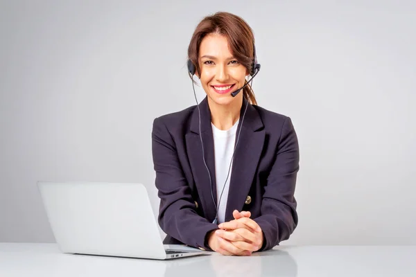 Aufnahme Einer Attraktiven Geschäftsfrau Die Kopfhörer Trägt Während Sie Computer — Stockfoto