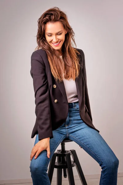 Sorridente Donna Affari Bruna Seduta Sullo Sfondo Grigio Donna Sicura — Foto Stock