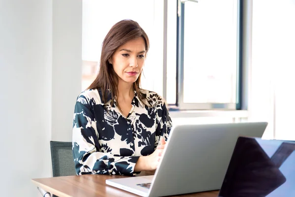 魅力的なビジネス女性は 思慮深く見て 仕事のためのラップトップを使用しています オンライン会議を持つ自信のある女性 — ストック写真