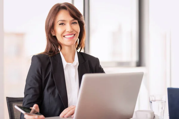 Empresária Atraente Vestindo Blazer Usando Laptop Para Trabalho Mulher Confiante — Fotografia de Stock