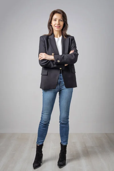 Estúdio Retrato Mulher Atraente Vestindo Blazer Jeans Azuis Enquanto Fundo — Fotografia de Stock