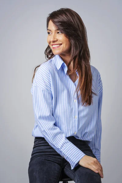 Lächelnde Brünette Geschäftsfrau Vor Grauem Hintergrund Selbstbewusste Profispielerinnen Tragen Blaues — Stockfoto