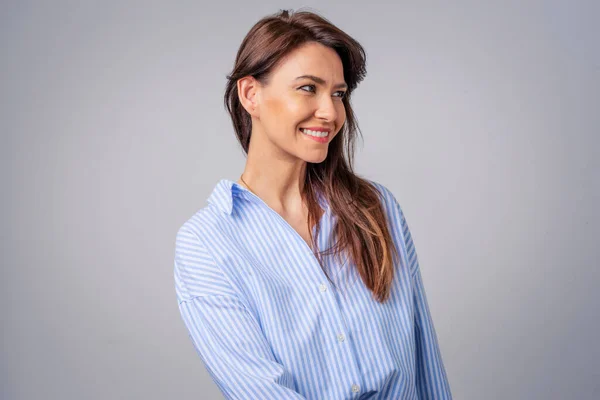 Χαμογελαστή Μελαχρινή Επιχειρηματίας Στέκεται Στο Γκρίζο Φόντο Γυναίκα Επαγγελματίας Αυτοπεποίθηση — Φωτογραφία Αρχείου