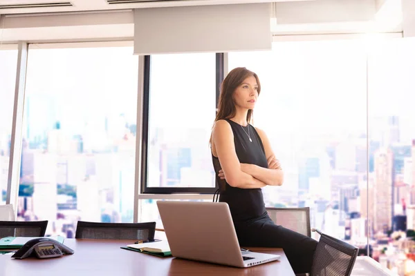 Modern Bir Ofiste Masa Başında Dururken Siyah Elbise Giyen Çekici — Stok fotoğraf
