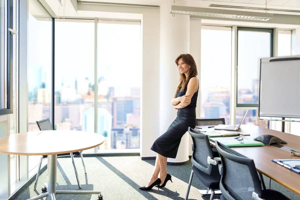 Modern Bir Ofiste Masa Başında Dururken Siyah Elbise Giyen Çekici — Stok fotoğraf