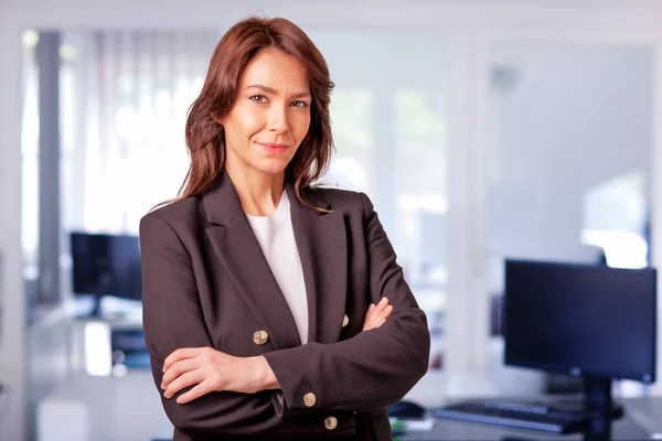 Attraktive Geschäftsfrau Mittleren Alters Trägt Blazer Und Steht Büro Selbstbewusste — Stockfoto
