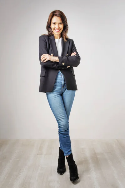 Estúdio Retrato Mulher Atraente Vestindo Blazer Jeans Azuis Enquanto Fundo — Fotografia de Stock