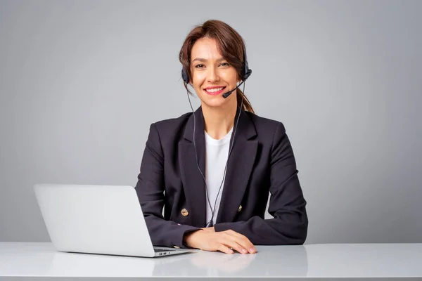 Tiro Uma Mulher Negócios Atraente Usando Fones Ouvido Enquanto Trabalhava — Fotografia de Stock