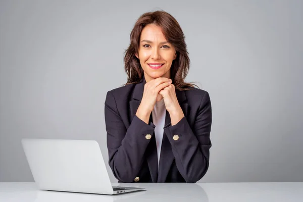 Studyjne Ujęcie Atrakcyjnej Bizneswoman Używającej Laptopa Pracy Uśmiechnięta Kobieta Siedząca — Zdjęcie stockowe