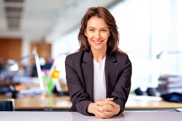 Porträt Einer Attraktiven Geschäftsfrau Schwarzen Blazer Während Sie Büro Sitzt — Stockfoto