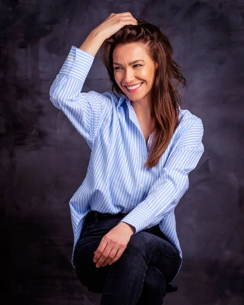 Привлекательная Женщина Средних Лет Зубастой Улыбкой Синей Рубашке Черных Джинсах — стоковое фото