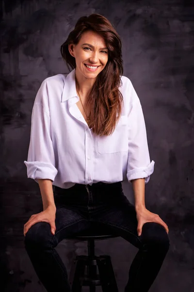 Atraktivní Žena Středního Věku Zubatým Úsměvem Bílé Košili Černých Džínách — Stock fotografie