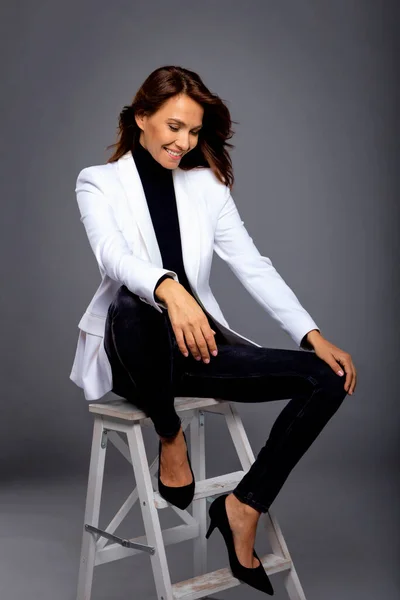Plan Complet Une Jolie Brune Portant Blazer Blanc Pantalon Noir — Photo