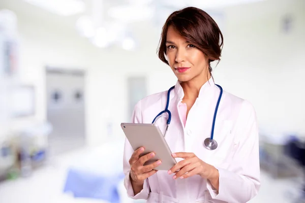 Hastane Koridorunda Dikilirken Dijital Tabletini Tutan Kadın Doktorun Portresi — Stok fotoğraf
