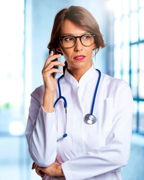 Portrait Smiling Female Doctor Using Mobile Phone Talking Her Patient — Stockfoto