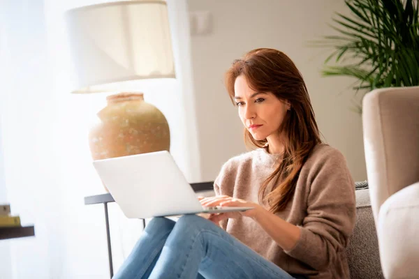 Pensando Mulher Meia Idade Sentado Chão Usando Laptop Morena Mulher — Fotografia de Stock
