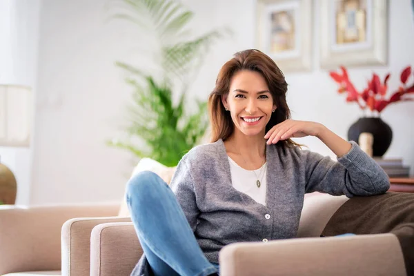 Portrait Beautiful Long Haired Woman Wearing Casual Clothes While Relaxing — Stock Photo, Image