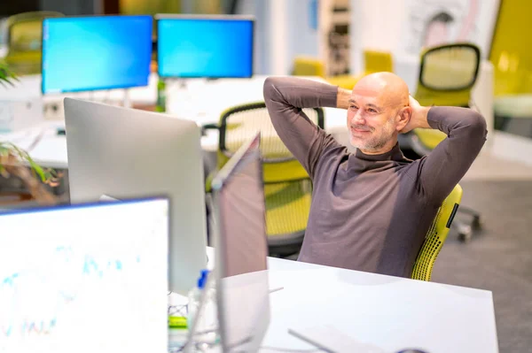 Střední Dospělý Obchodník Sedí Stolu Obklopený Počítači Vypadá Spokojeně Podnikatel Stock Snímky