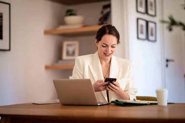 Aantrekkelijke Vrouw Die Thuis Aan Een Laptop Werkt Zakenvrouw Met — Stockfoto