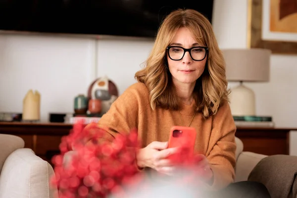 Close Middle Aged Woman Using Mobile Phone Text Messaging Confident — Stock Photo, Image