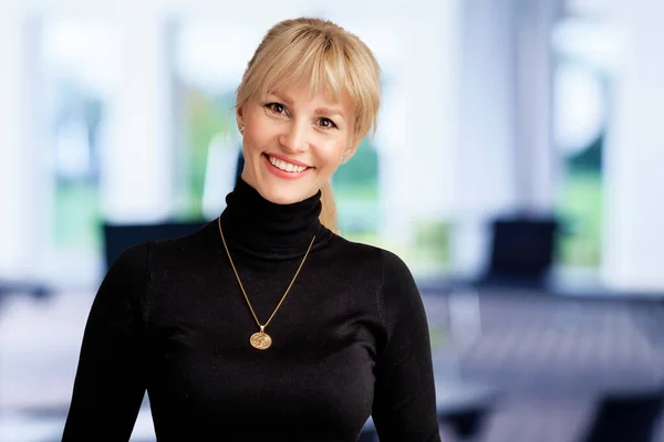 Beautiful Smiling Woman Standing Blond Haired Businesswoman Wearing Turtleneck Sweater — Stock Photo, Image