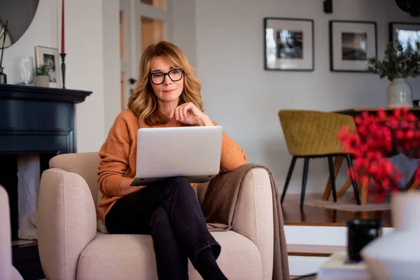 Жінка Середнього Віку Використовує Ноутбук Має Відеодзвінок Сидячи Вдома Працюючи — стокове фото