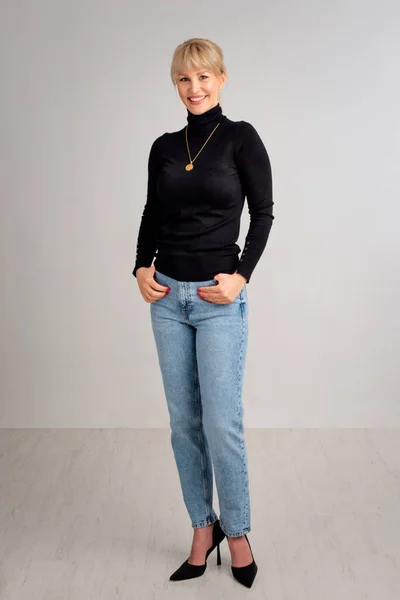 孤立した背景に立って美しい女性のフルレンズ タートルネックのセーターを着たブロンドの髪の女性 スペースのコピー — ストック写真